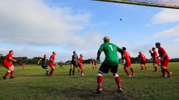Les Garrison Gunners et Woolpack Wanderers disputent un ballon aérien