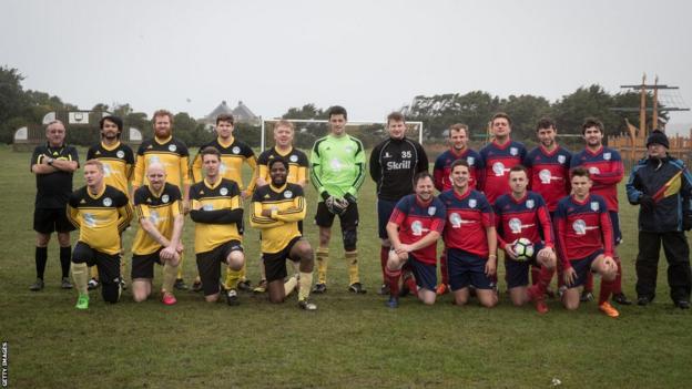 Woolpack Wanderers et Garrison Gunners posent pour une photo d'équipe
