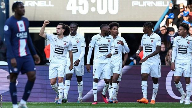 L'attaquant camerounais de Rennes Karl Toko Ekambi (au centre) célèbre le premier but de son équipe lors du match de football français de L1 entre le PSG et Rennes au Parc des Princes à Paris