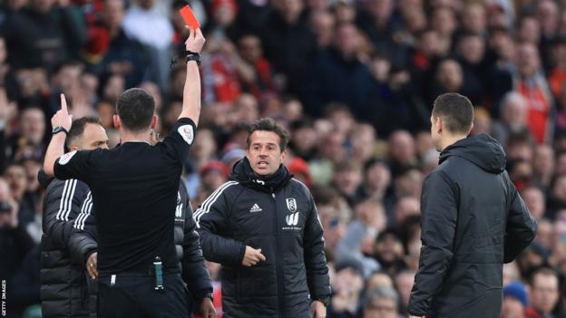 Le manager de Fulham, Marco Silva, reçoit un carton rouge de l'arbitre Chris Kavanagh lors de la défaite de son équipe en quart de finale de la FA Cup à Manchester United