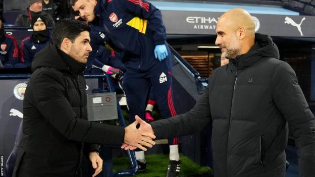 Mikel Arteta serre la main de Pep Guardiola