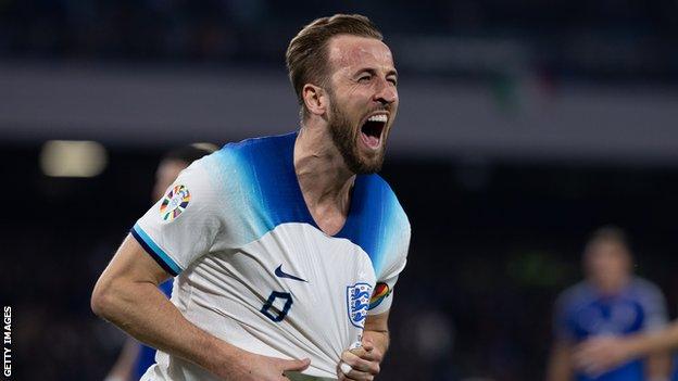 Harry Kane célèbre le but contre l'Italie