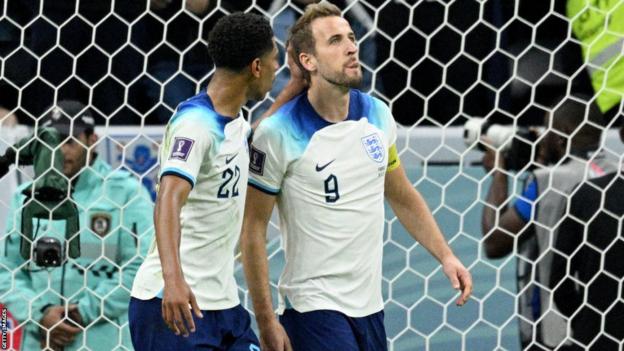 Harry Kane est consolé après avoir raté un penalty contre la France lors de la Coupe du monde de l'an dernier