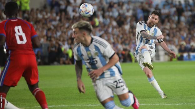 Lionel Messi marque un coup franc pour l'Argentine contre le Panama