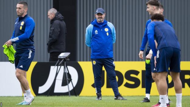 Steve Clarke supervise l'entraînement en Ecosse