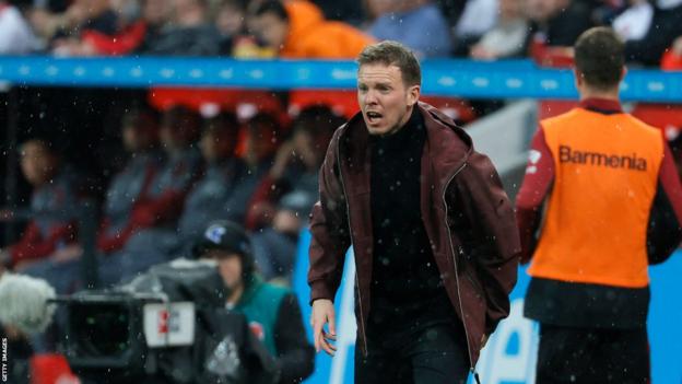 Julian Nagelsmann regarde pendant un match du Bayern Munich