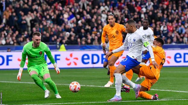 Kylian Mbappe tire contre les Pays-Bas