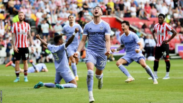Les joueurs de Leeds United célèbrent un but contre Brentford