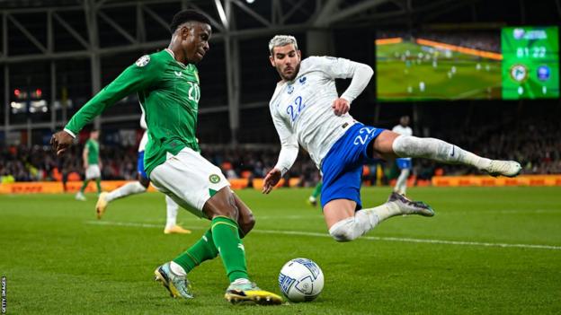 Chiedozie Ogbene et Theo Hernandez en action