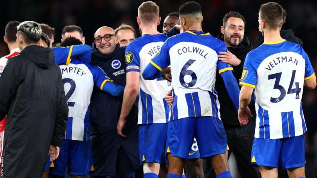 Les joueurs et les entraîneurs de Brighton célèbrent leur victoire sur Arsenal en Coupe Carabao