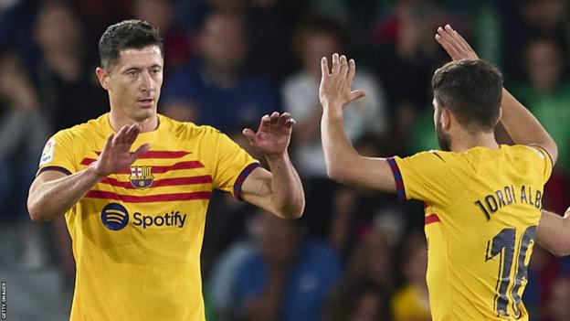 Robert Lewandowski célèbre avec Jordi Alba après avoir marqué le premier but de Barcelone à Elche
