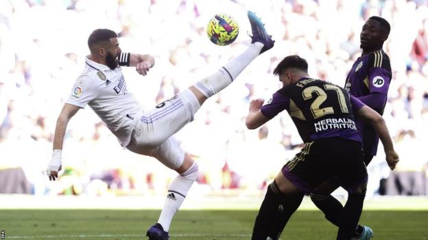 Karim Benzema marque un coup de tête pour le Real Madrid contre le Real Valladolid
