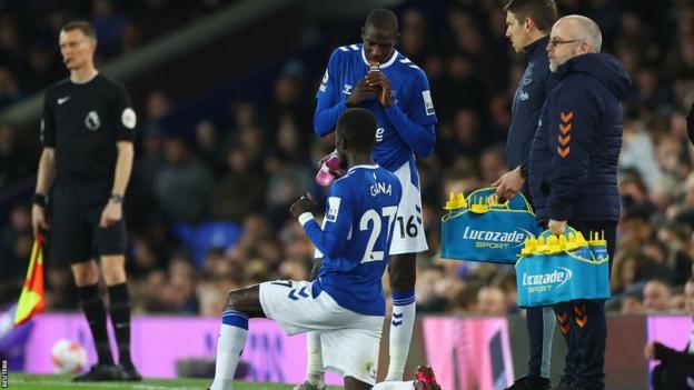 Abdoulaye Doucoure et Idrissa Gueye d'Everton prennent des boissons et des gels énergétiques lors de leur match de Premier League contre Tottenham Hotspur