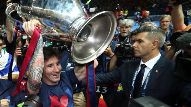 Lionel Messi soulevant le trophée de la Ligue des champions 2015