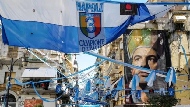 Drapeaux et bannières à Naples