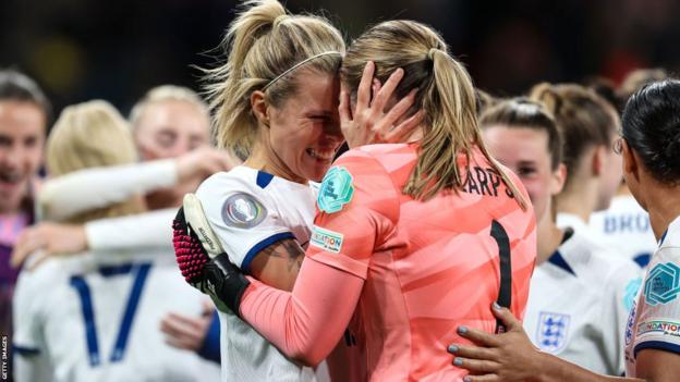 Rachel Daly et Mary Earps