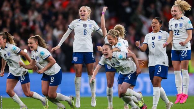 L'Angleterre célèbre sa victoire aux tirs au but contre le Brésil