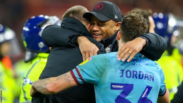 Vincent Kompany célèbre sa promotion après avoir été Middlesbrough