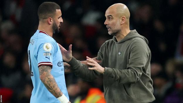 Kyle Walker parle à Pep Guardiola lors d'un match
