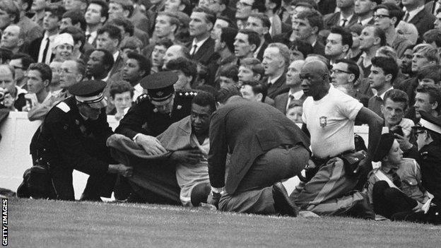 Pelé couvert d'une couverture au Goodison Park d'Everton