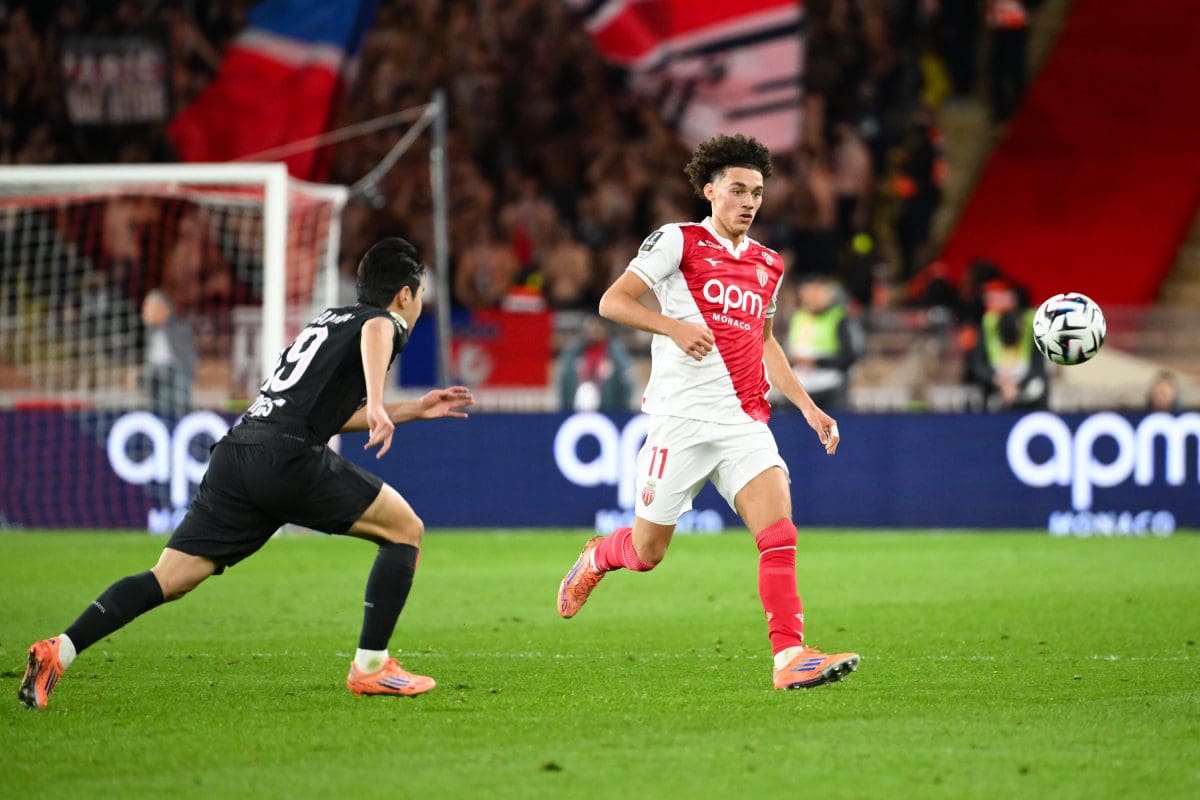 Monaco : Akliouche suscite des inquiétudes avant l&rsquo;affrontement décisif en Ligue des champions face au PSG