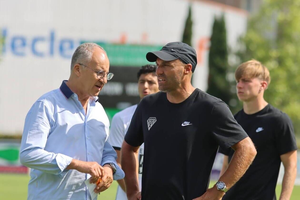 angers officialise la signature d’un jeune talent de 15 ans, renforçant ainsi son engagement envers la formation de nouveaux espoirs du football.