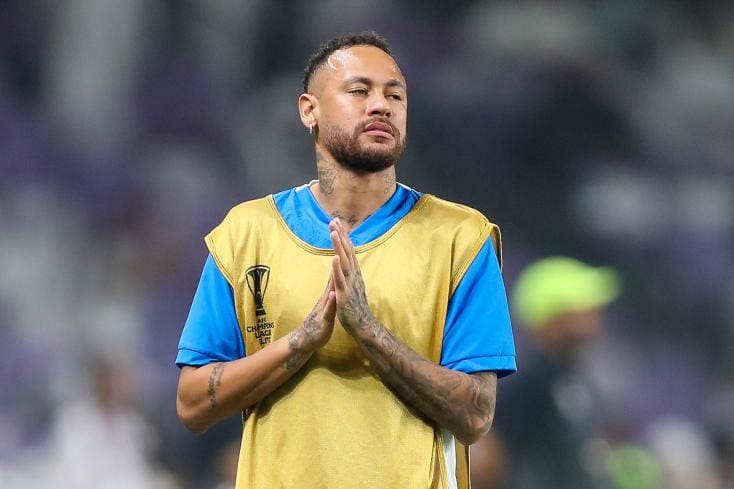 découvrez les détails du contrat de neymar avec santos, son club d'origine. analyse des enjeux sportifs et financiers qui ont marqué cette collaboration emblématique.