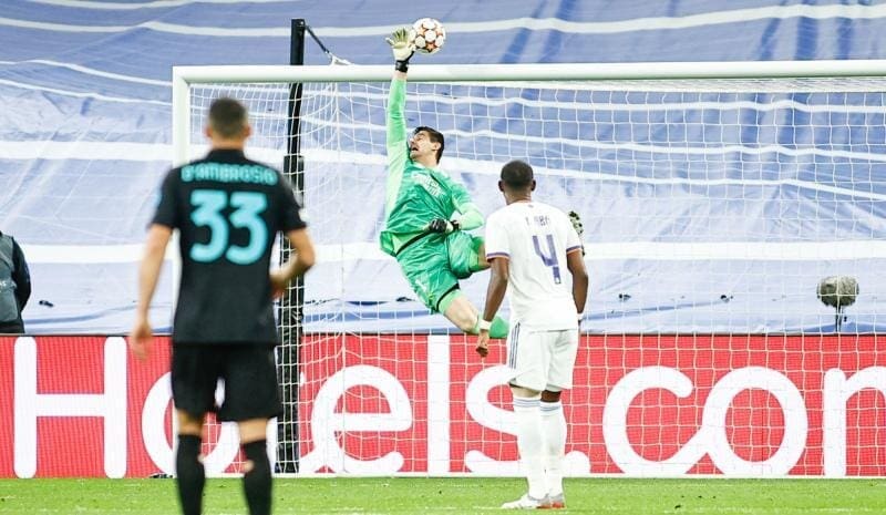 courtois brille à anfield en réalisant des arrêts décisifs et offre la victoire au real madrid face à liverpool, resté muet malgré ses efforts. résumé du match et des performances clés.