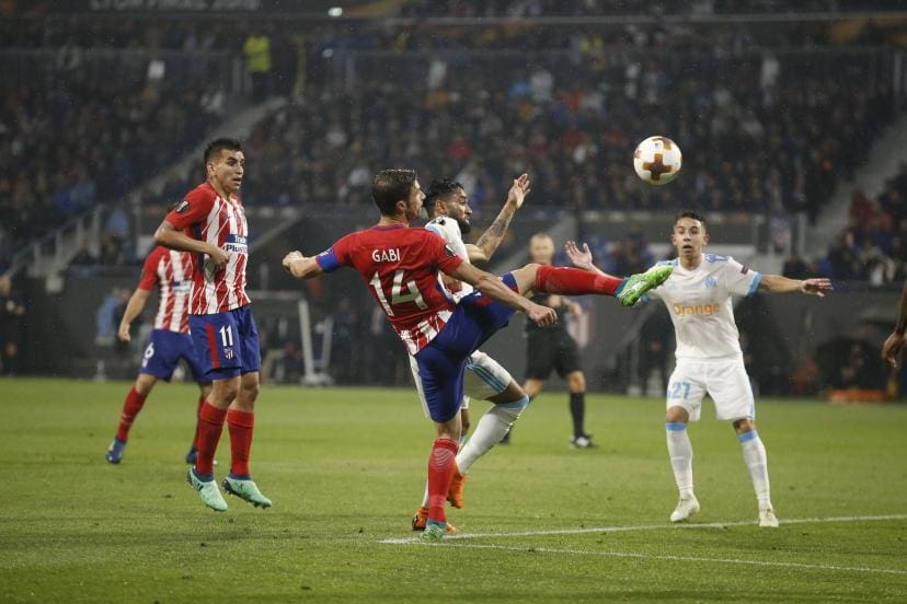 Un début de match catastrophique pour Pau Lopez : penalty, traumatisme crânien et blessure au bout de 33 secondes