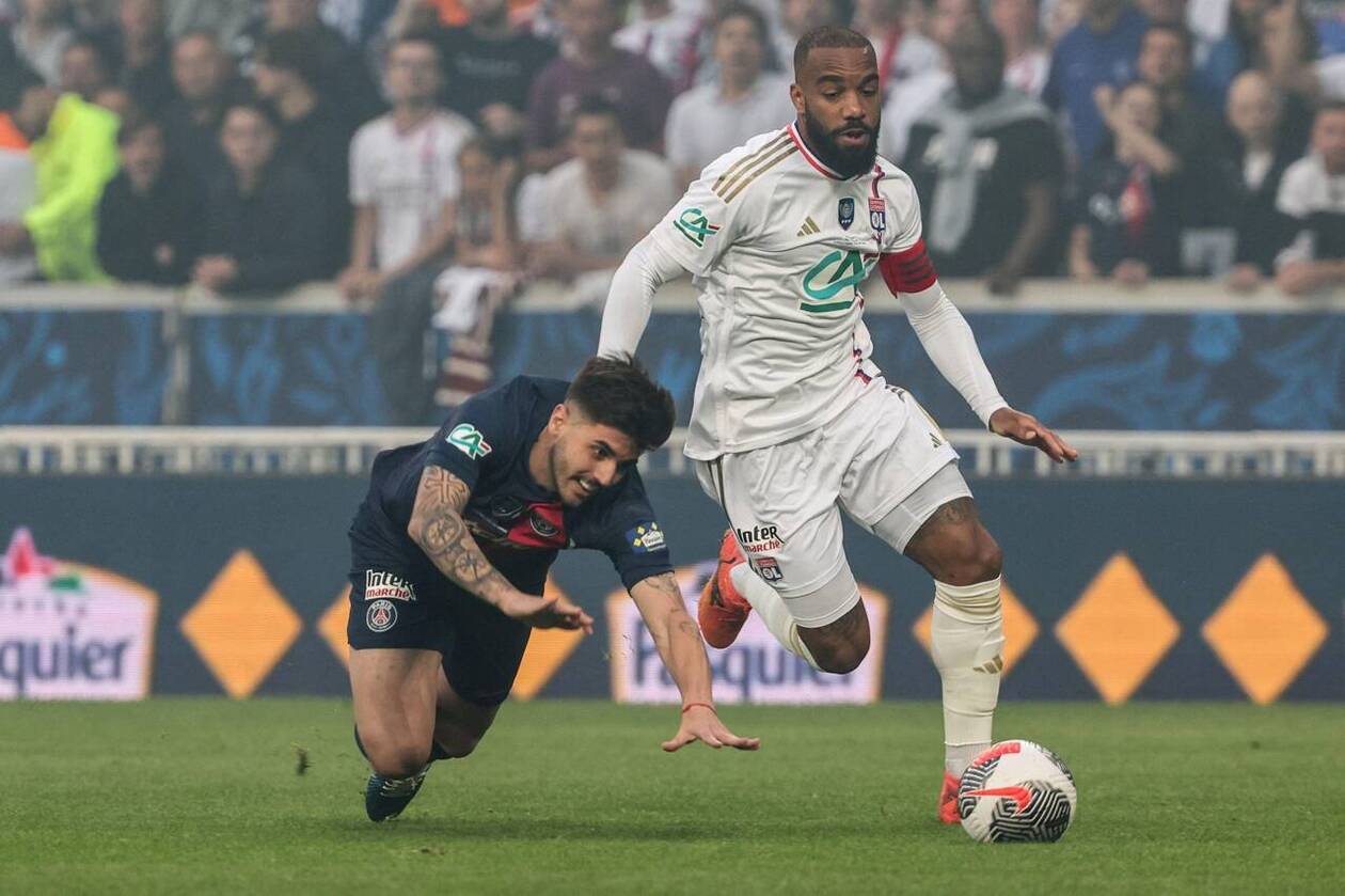 découvrez les dernières actualités sur le départ d'un défenseur de l'olympique lyonnais : analyses, réactions et impact sur l'équipe et la saison à venir.