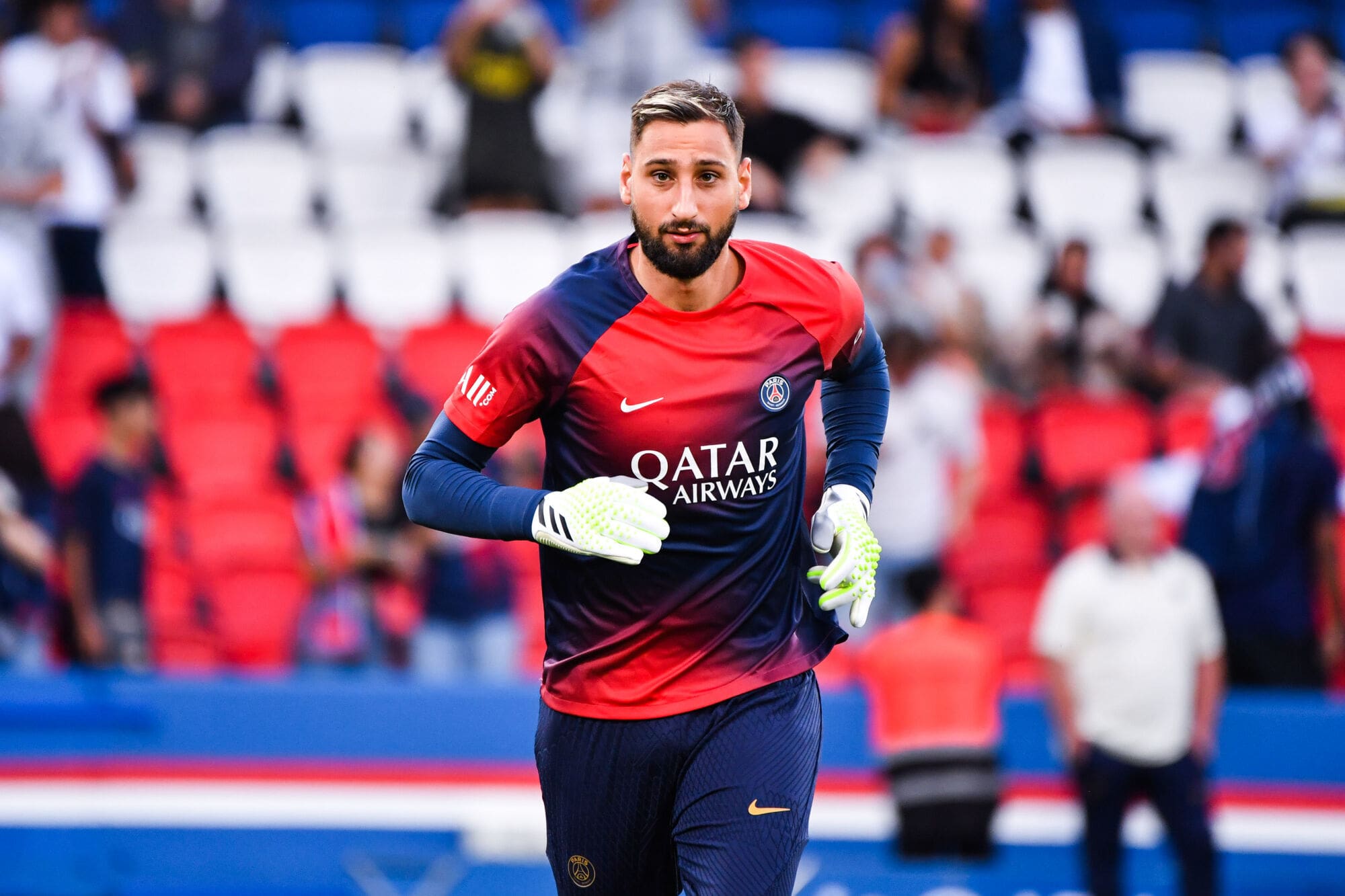 découvrez le parcours impressionnant de gianluigi donnarumma, le prodige italien du football. avec ses qualités exceptionnelles de gardien et sa détermination, il s'impose comme l'une des stars montantes du sport. plongez dans l'univers de ce jeune talent qui fait déjà vibrer les foules.