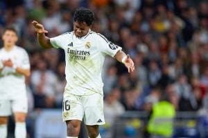 dugarry prend la parole pour défendre les arbitres face aux nombreuses critiques, soulignant leur rôle essentiel et la pression qu'ils subissent lors des matchs.