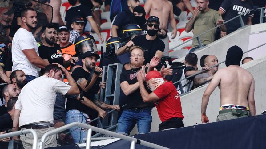 découvrez les détails des échauffourées survenues entre les ultras de nice et de l'as rome. analyse des tensions, mesures de sécurité et impacts pour les supporters.