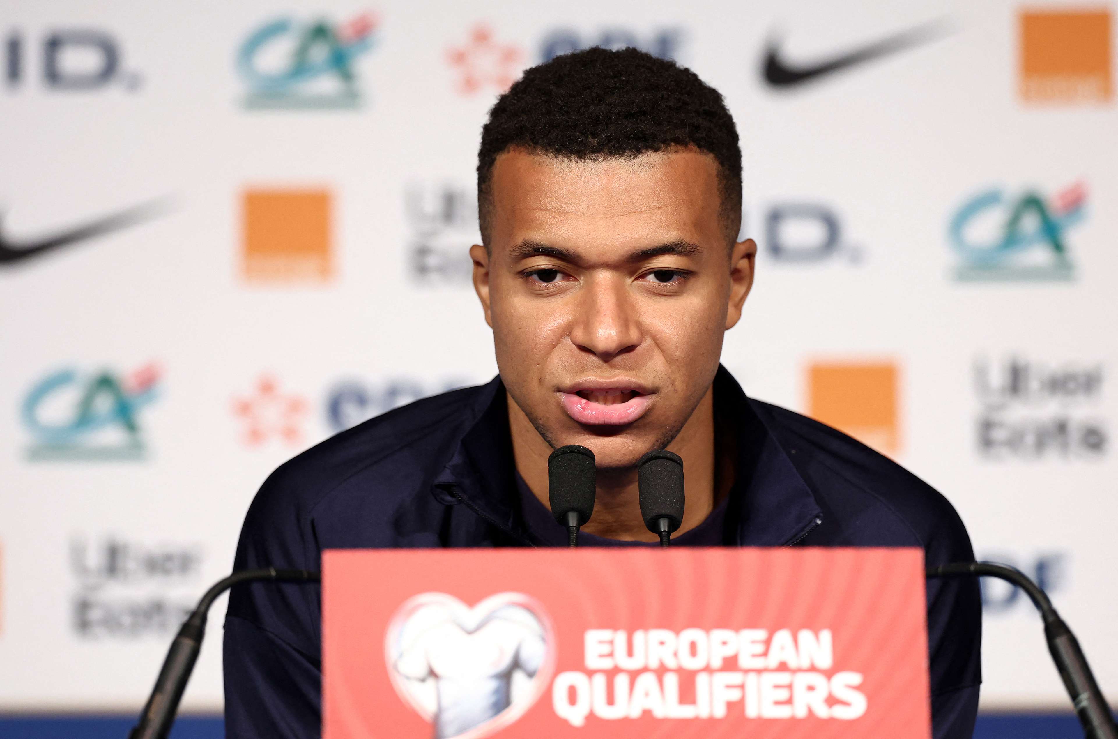 découvrez comment les bleus ont remporté la victoire face à l'azerbaïdjan, avec un kylian mbappé brillant qui se rapproche du record d'olivier giroud. analyse du match, moments forts et performances clés.