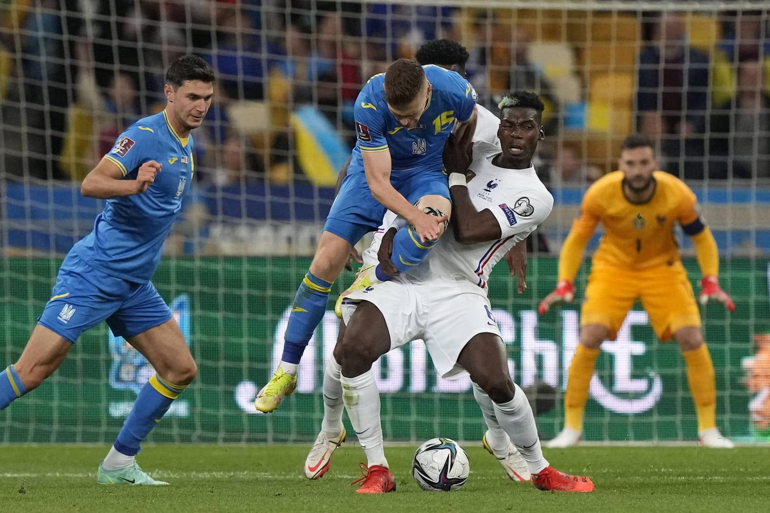 découvrez comment la france a remporté une victoire décisive contre l’ukraine, assurant ainsi une bonne qualification pour la suite de la compétition. résumé du match, points clés et analyse des performances.