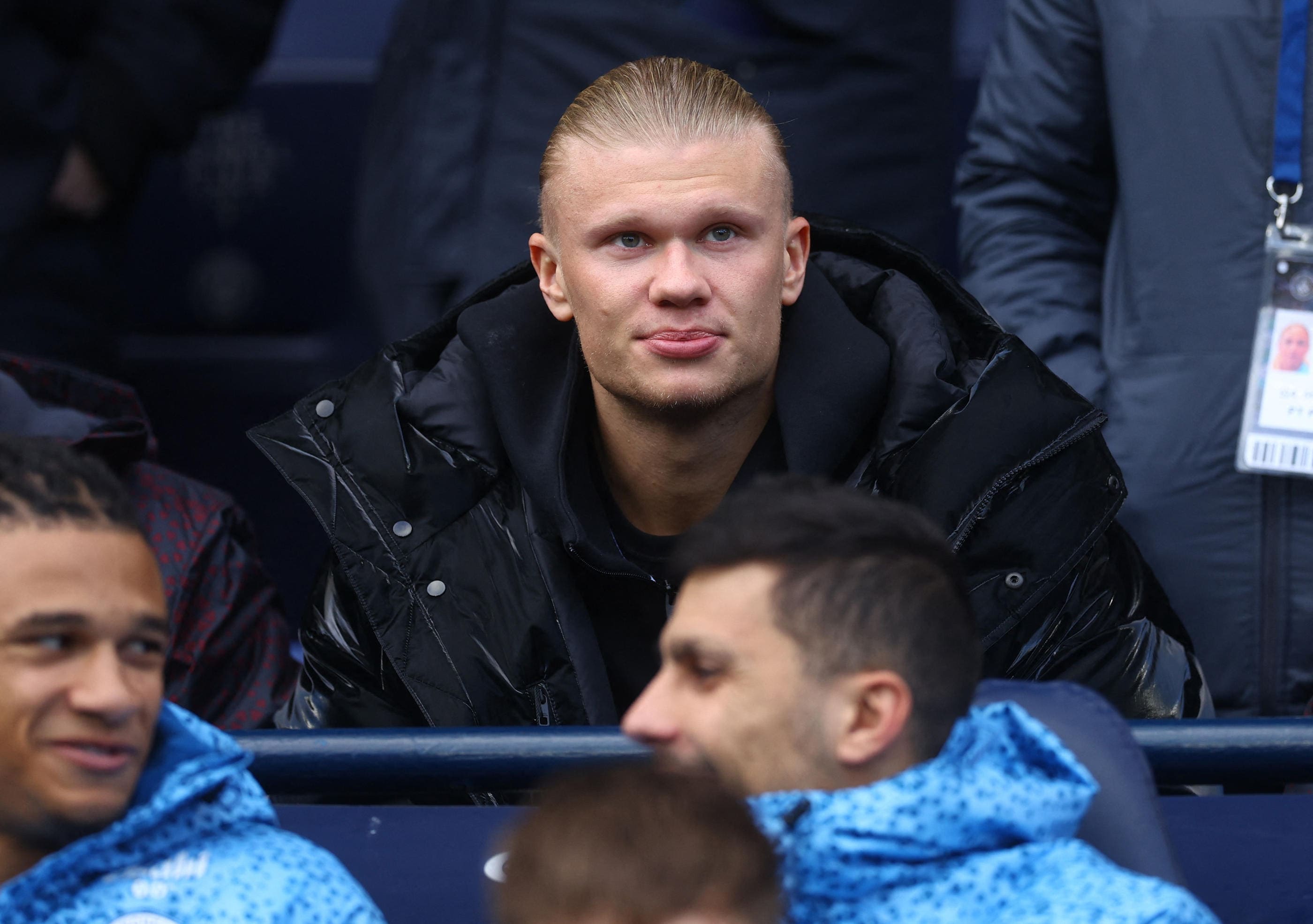 Erling Haaland victime d&rsquo;une blessure spectaculaire : Lèvres en sang et trois points de suture après sa descente du bus de l&rsquo;équipe norvégienne