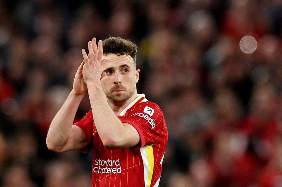 découvrez notre hommage au maillot de jota silva, une pièce emblématique célébrant le talent et l'héritage du footballeur. plongez dans l'univers passionnant du sport à travers ce maillot unique.