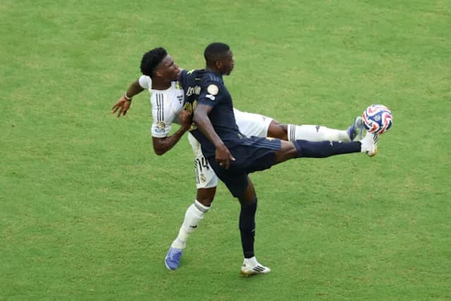 découvrez les dernières rumeurs sur le transfert de randal kolo muani vers tottenham : analyse du potentiel transfert, impact sur l’équipe et réactions des supporters.