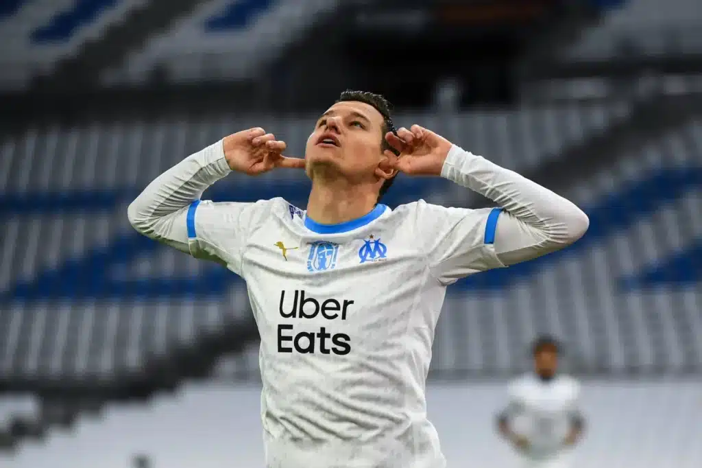 revivez la remontada spectaculaire de lens contre brest, avec un but décisif signé thauvin. résumé, analyse et temps forts du match.