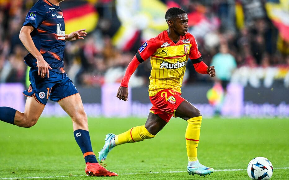 découvrez comment la défense du rc lens s'impose face à l'om avec solidité et détermination. analyse du match, forces lensoises et moments clés de la rencontre.