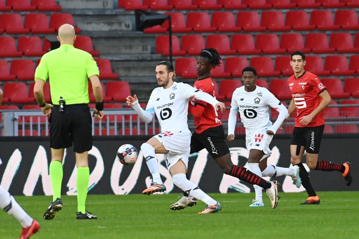 découvrez le match palpitant entre lens et rennes, marqué par un but rennais invalidé et un score d'égalité à la mi-temps. analysez les moments clés et les performances des équipes dans cette rencontre pleine de suspense.