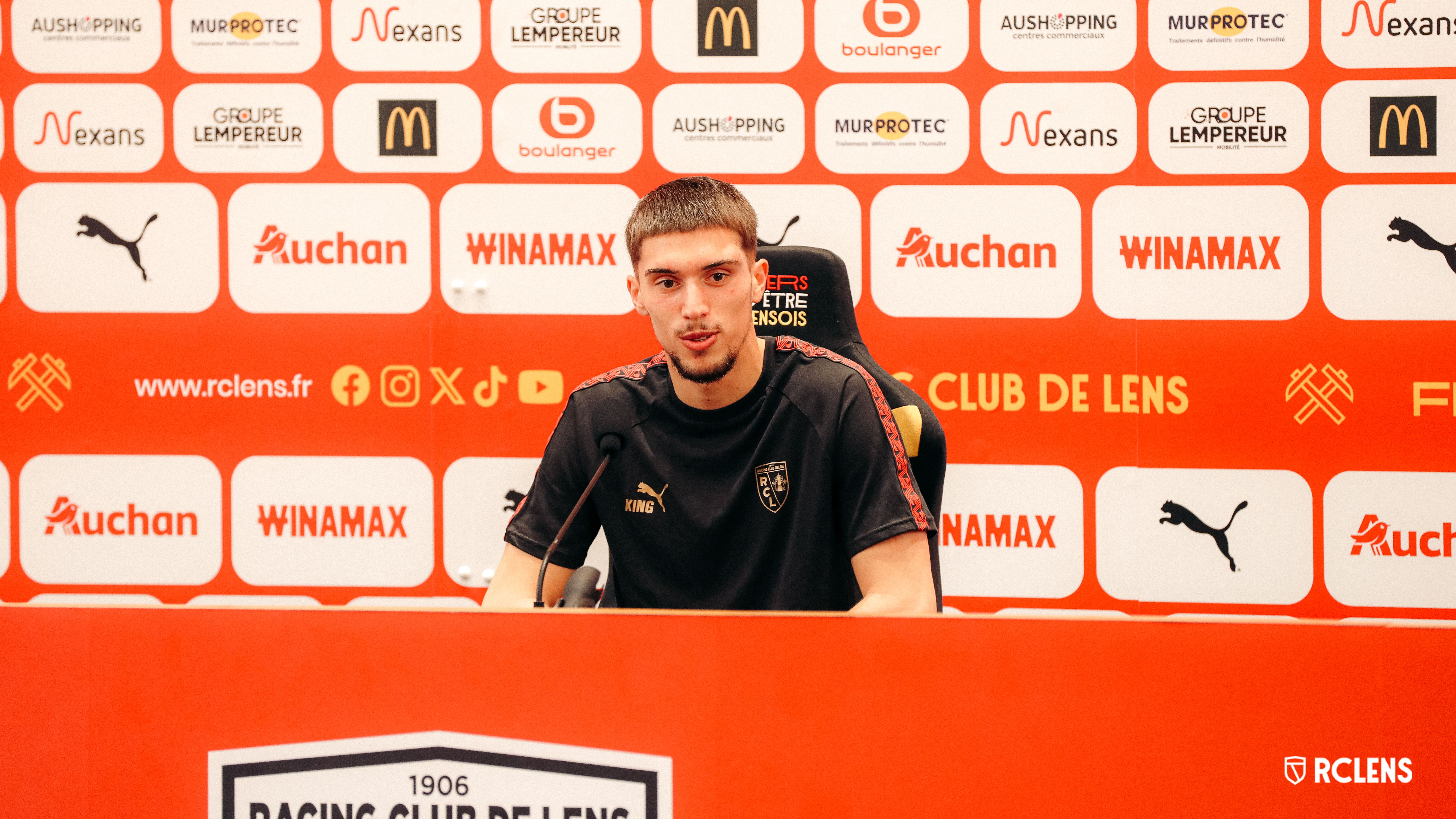 lens reprend la tête du classement après une victoire décisive face au paris fc, renforçant ainsi ses ambitions pour la saison.