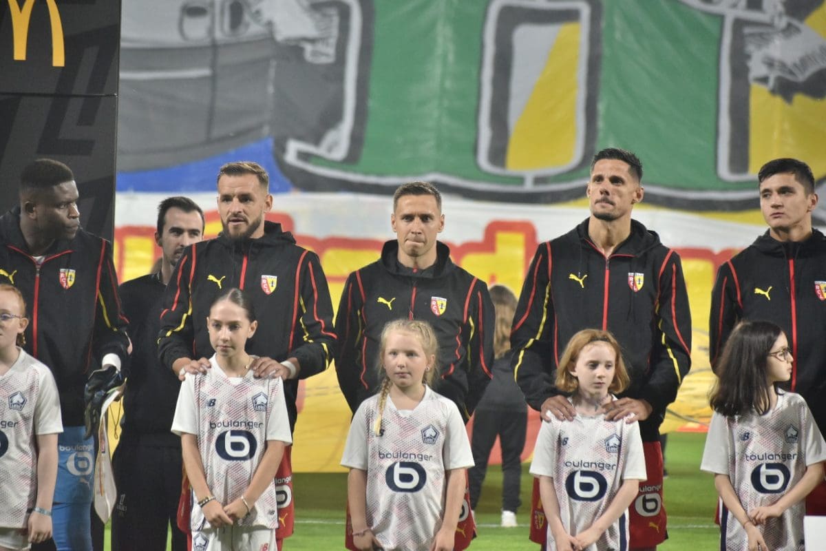 découvrez comment lens a brillamment surclassé lille lors de leur dernier affrontement, avec des moments forts, des statistiques marquantes et une analyse détaillée de la performance lensoise.