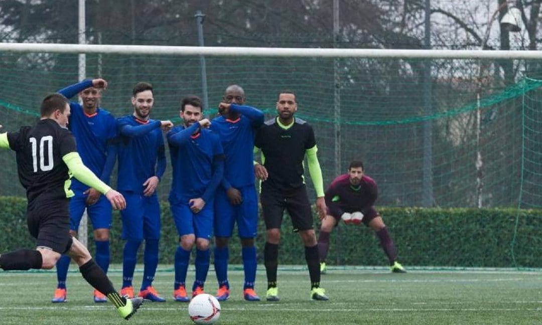 Les astuces pour jouer sous la pluie sur un terrain de football