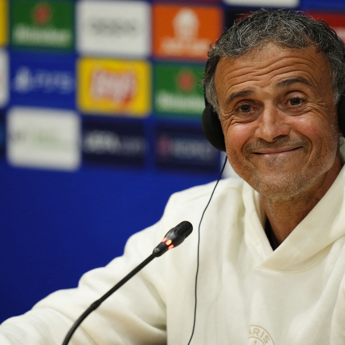 découvrez le parcours fascinant de luis enrique, architecte du psg, qui transforme le club parisien avec sa vision audacieuse et son expérience. plongez dans son approche stratégique et les ambitions qu'il nourrit pour faire briller le paris saint-germain sur la scène footballistique.