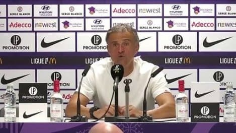 luis enrique défend fermement chevalier suite à une erreur commise par un coéquipier, mettant en avant l'esprit d'équipe et la solidarité au sein du groupe.