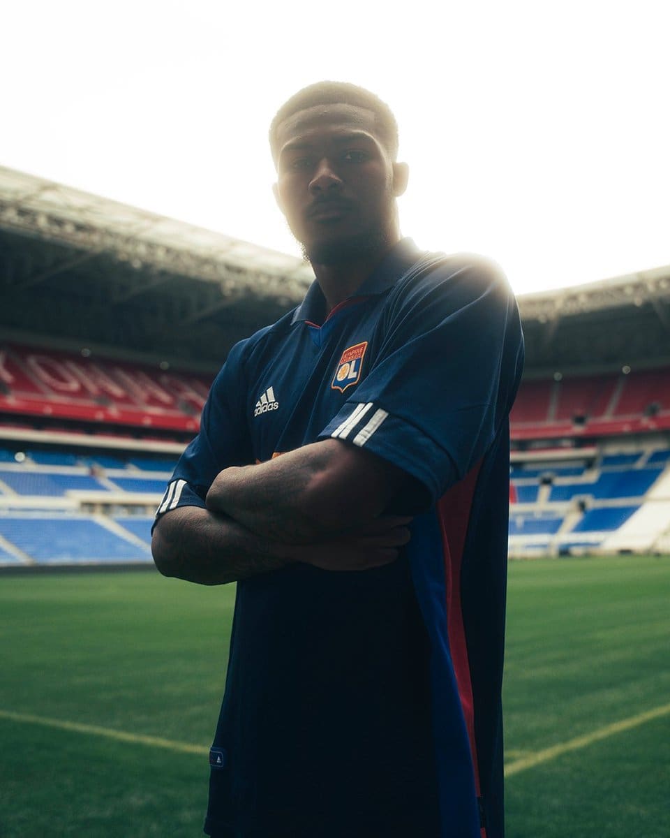 maitland-niles égalise pour lyon face au psg, offrant un moment clé dans ce match intense entre les deux équipes.