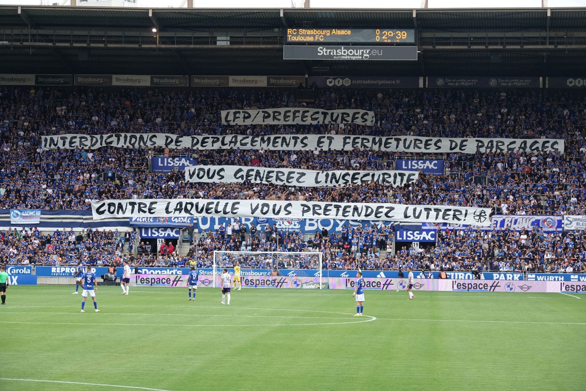 découvrez comment marseille prend la tête face à strasbourg lors de leur dernière rencontre. résumé du match, moments forts et enjeux du classement en ligue 1.