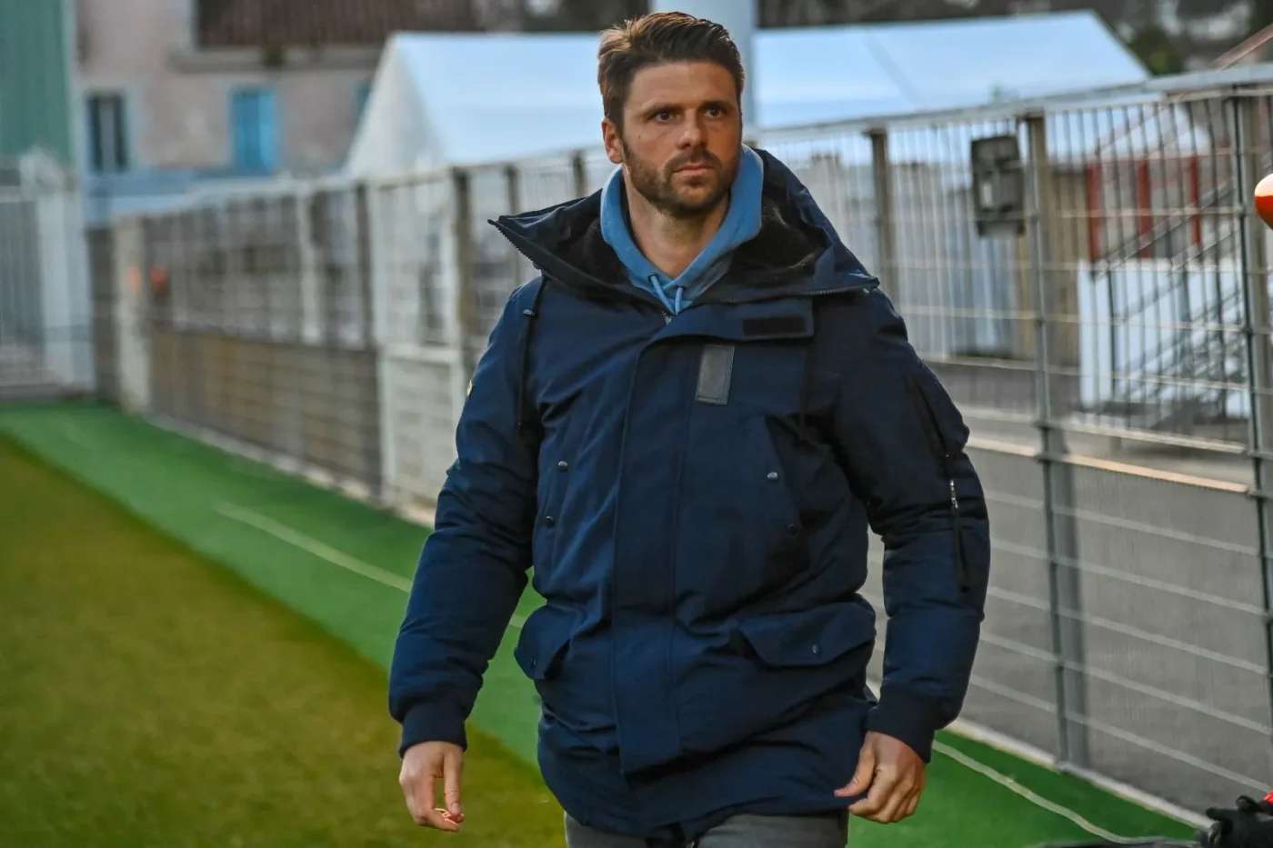 découvrez comment le club de martigues fait face à de nombreuses difficultés après sa rétrogradation en r1 et tente de rebondir malgré les obstacles.