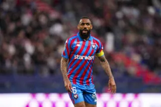 découvrez comment martigues fait face à de nouveaux défis après sa rétrogradation en régional 1. analyse de la situation du club, des enjeux sportifs et des perspectives pour rebondir.